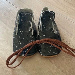 New Mon Petit “The Oxford” shoe in color “constellation”. Size 5.